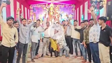 गिरिडीह: बरमसिया नवयुवक समिति ने गाजे-बाजे के साथ शोभायात्रा निकालकर माँ दुर्गा की प्रतिमा का उसरी नदी में विसर्जन किया