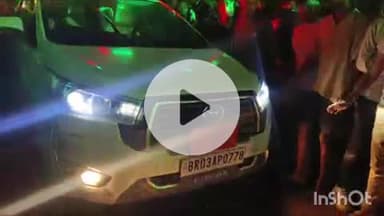 आरा: सपना सिनेमा रोड में मां दुर्गा के विसर्जन जुलूस में जाम में फंसी डीसीसी और एंबुलेंस, सभी के सहयोग से गाड़ी निकाली गई