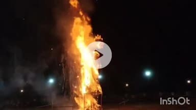 नीमच नगर: बघाना में हुआ भव्य रावण दहन, जनप्रतिनिधियों की मौजूदगी में उमड़ी भीड़, स्वांगधारियों ने बांधा समां