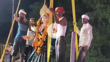 बीना: मोतीचूर घाट पर देर रात तक दुर्गा प्रतिमाओं का विसर्जन किया गया, व्यवस्था में लगे रहे अधिकारी-कर्मचारी