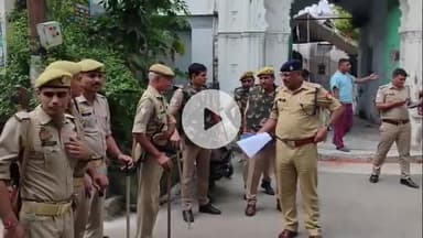 अमरोहा: अमरोहा में जुम्मे की नमाज को लेकर अमरोहा पुलिस हुई अलर्ट, एसपी के आदेश पर निकाला जा रहा है फ्लैग मार्च
