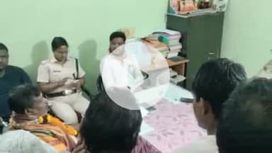 ପଟ୍ଟାମୁଣ୍ଡାଇ: ପଟ୍ଟାମୁଣ୍ଡାଇ ଆଦର୍ଶ ଥାନା ଆଇଆଇସି ଓ ଏସଡିପିଓ ଙ୍କ ସହିତ ଆଲେଚନାକଲେ କେନ୍ଦ୍ରାପଡ଼ା ବିଧାୟକ ଗଣେଶ୍ଵର ବେହେରା।