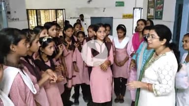 धनौरा: कंपोजिट विद्यालय की छात्राएं गजरौला समुदाय स्वास्थ्य केंद्र पहुंचीं, चिकित्सक ने स्वच्छता के प्रति किया जागरूक