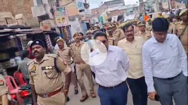 झांसी: जिलाधिकारी और एसएसपी ने झांसी शहर में जुम्मे की नमाज को लेकर किया पैदल मार्च