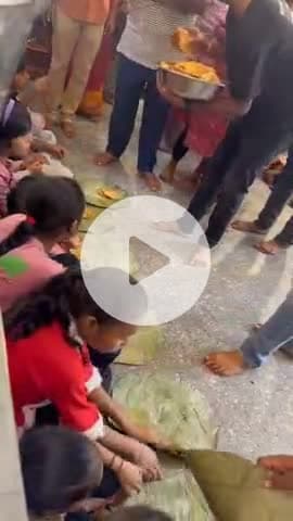 झाझा: झाझा के श्री श्री 108 वैष्णवी दुर्गामंदिर में कन्याकुंवारी भोज सह महाभंडारे में श्रद्धालुओं की भीड़ उमड़ी