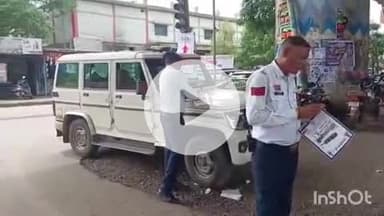 राजनांदगांव: महावीर चौक में यातायात पुलिस द्वारा चलाया गया जागरुकता अभियान, गाड़ियों में चस्पा किए गए पोस्ट