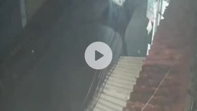 कांके: चुटिया में कार सवार ने ठेले वाले को मारी टक्कर, सीसीटीवी में कैद हुई घटना