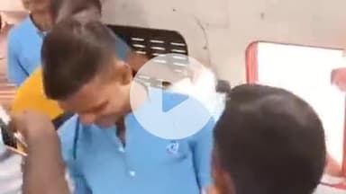 झांसी: कर्नाटक संपर्क क्रांति एक्सप्रेस ट्रेन में झांसी स्टेशन से पहले वेंडर ने यात्री के साथ की मारपीट, वीडियो वायरल