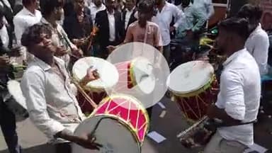 झांसी: कचहरी में बार संघ चुनाव में उम्मीदवारों ने ढोल नगाड़ों के साथ किया नामांकन, भारी पुलिस बल रहा मौजूद