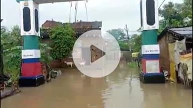 शिवसागर: शिवसागर प्रखंड क्षेत्र के विभिन्न इलाकों में दो दिनों से लगातार बारिश से करूप गाँव हुआ जलमग्न