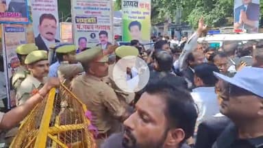 झांसी: कचहरी परिसर में सैकड़ों समर्थकों के साथ प्रमोद शिवहरे ने अध्यक्ष पद के लिए भरा नामांकन पत्र