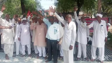 चरखी दादरी: फसल बीमा घोटाले को लेकर बाढड़ा में किसानों का धरना जारी, नारेबाजी कर जताया रोष