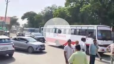 तोशाम: बाजरे की एमएसपी रेट पर खरीद न होने से गुस्साए किसान ने बाजरे से भरी ट्राली सड़क पर खाली की