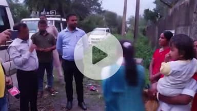 चौपारण: बीडीओ और सीओ ने कस्तूरबा गांधी बालिका आवासीय विद्यालय का निरीक्षण किया