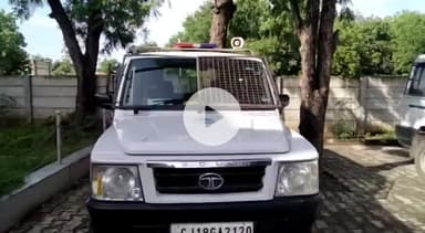 ગાંધીનગર: અડાલજ માંથી દારૂની મહેફિલ માણતી 6 યુવતી સહિત 19 નબીરા ઝડપાયા