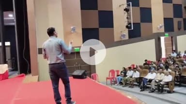 खंडवा नगर: कलेक्टर ऋषभ गुप्ता ने 'कोडिंग फॉर एवरीवन' को लेकर किशोर कुमार सभागार में प्राचार्यों की बैठक ली