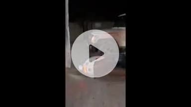 झांसी: झांसी में बोलेरो से टक्कर के बाद युवक पर फावड़े से हमला, वीडियो हुआ वायरल, पारीछा इलाके का बताया जा रहा है