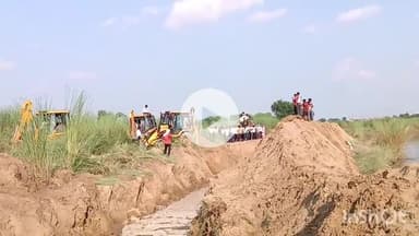 खेरागढ़: उंटगन नदी में बांध बनाकर जेसीबी से खुदाई कर निकाला जा रहा पानी