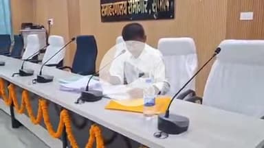 सुपौल: लहटन चौधरी सभागार में उप निर्वाचन पदाधिकारी और जिला पंचायत राज पदाधिकारी के नेतृत्व में हुई बैठक