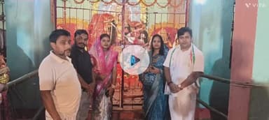 मनसाही :- कांग्रेस नेता डॉ. विपिन कुमार सिंह क्षेत्र के विभिन्न पूजा पंडाल में मां दुर्गा का किए दर्शन 
किए पूजा अर्चना।