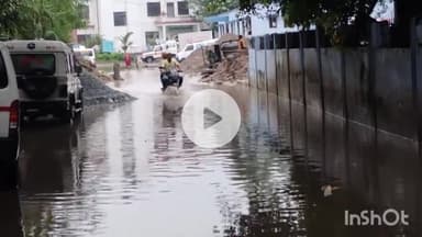सासाराम: सासाराम में मूसलाधार बारिश के कारण कई मोहल्लों और दफ्तरों में पानी घुसा