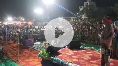 पीपलदा: इटावा दशहरे मेले में हास्य कलाकार पनया सेफ्ट ने देर रात तक दर्शकों को हंसाया, उमड़ी लोगों की भीड़