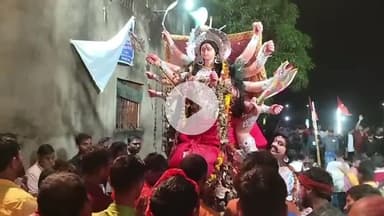 गिरिडीह: बरवाडीह: मानसरोवर तालाब में विभिन्न स्थानों से लाई गई दुर्गा प्रतिमाओं का किया गया विसर्जन