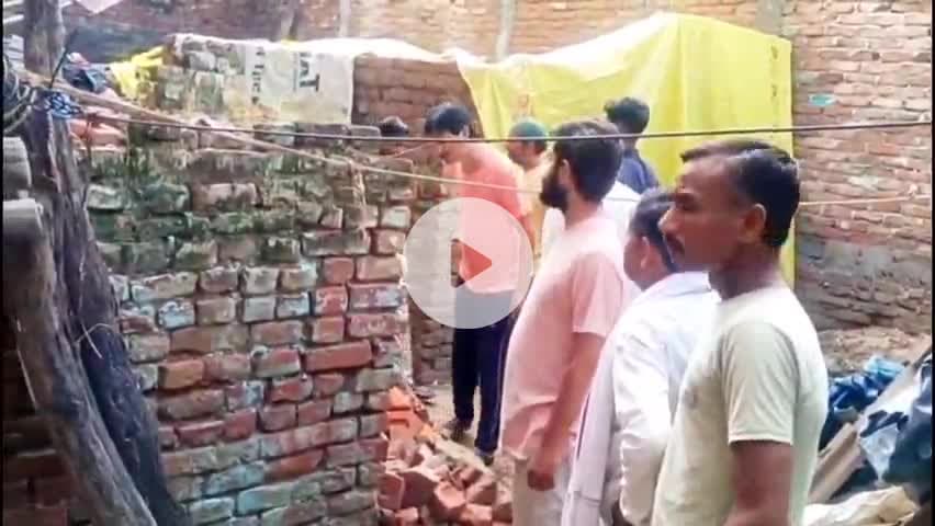 शिकोहाबाद: रुकनपुरा में दीवार गिरने से युवक की मौत,घर में सोते समय हुआ हादसा, मौके पर #भीड़ जमा