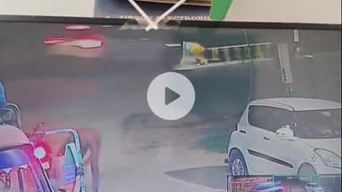 अमरोहा: अमरोहा में जोया रोड पर दर्दनाक सड़क हादसा सीसीटीवी कैमरे में कैद, चार लोग घायल होकर अस्पताल में भर्ती