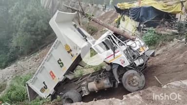 सोलन: शामती बाईपास पर एक टिप्पर डंपिंग करते हुए सड़क से नीचे गिरा, कोई जानी नुकसान नहीं हुआ, पुलिस कर रही जांच