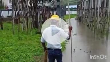 आरा: आरा शहर में तेज आंधी-तूफान और बारिश के कारण कई जगह बिजली के पोल पर पेड़ गिरने से बिजली आपूर्ति बाधित