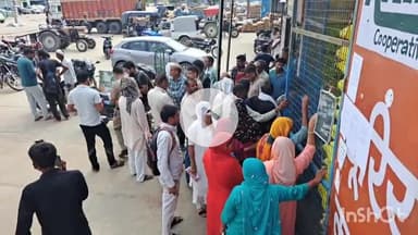 चरखी दादरी: च.दादरी में डीएपी लेने के लिए उमड़ी किसानों की भीड़, पुलिस की मौजूदगी में हुआ वितरण