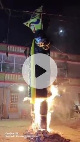 शाहबाद: श्री बाल रामलीला चौक के मंच पर रावण वध लीला का मंचन, विशालकाय पुतले को लगाई गई आग