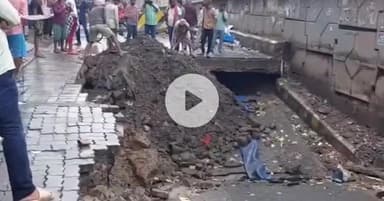 पटना ग्रामीण: मीठापुर सब्जी मंडी के पास तेज बारिश से 10 फीट नीचे धंसी सड़क, पलटी पिकअप वैन और ऑटो