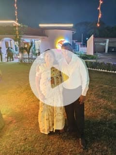 ये हैं मेरी भाग्य लक्ष्मी आशा जी जिन्होंने मुझे धूल से माथे का चन्दन बना दिया। अपने बड़े बेटे के यूनिट आफिसर्स मेस में