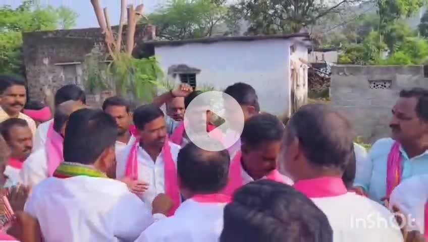 శాయంపేట: శాయంపేట బిసి కాలనీలో బీఆర్ఎస్ పార్టి మాజీ ఎమ్మెల్యే కాంగ్రెస్ బాకీ కార్డులు పంపిణీ చేసి  ప్రచారం నిర్వహించారు
