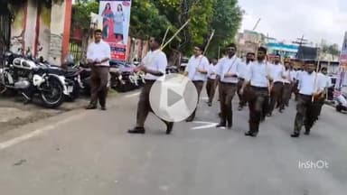 महू ड्रीमलैंड चौराहे से निकला पथ संचलन, स्वयंसेवक संघ के बड़ी संख्या में लोग हुए शामिल