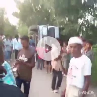 बांसवाड़ा: झुपेल कैनाल के पास गिट्टी से भरा डंपर पलटा, चालक हुआ घायल