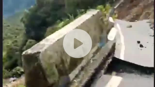 কার্শিয়ং: রাতভর প্রবল বৃষ্টিপাতের জেরে কার্শিয়ান এর কাছে ধসে গিয়েছে রাস্তা, বন্ধ যোগাযোগ ব্যবস্থা