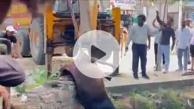 लाडपुरा: चन्द्रेसल मेन रोड, सुमन नगर पर नाले में गिरे नन्दी को अग्निशमन विभाग की टीम ने रेस्क्यू कर बाहर निकाला, बचाई जान