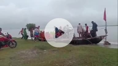 सुपौल: कोसी नदी के अंदर बसे लोगों को प्रशासन नाव से निकालकर बाहर कर रहा है