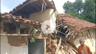 गिरिडीह: ताराटांड़ गांव में मिट्टी का घर ढहा, पीड़ित ने पंचायत सदस्य को सुनाई आपबीती