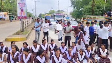 नीमच नगर: नीमच: CM राइज स्कूल के लिए स्कूल तोड़े जाने पर छात्रों का आक्रोश, सड़क जाम कर विधायक आवास घेरा