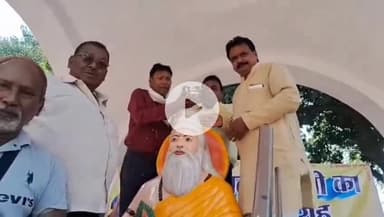 कानपुर: मोतीझील स्थित वाल्मीकि उपवन में महर्षि वाल्मीकि जयंती पर बल्मिकी प्रतिमा का दूध और घी से किया गया अभिषेक