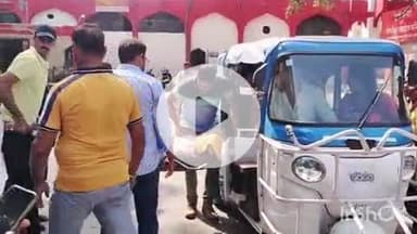 कोल: अलीगढ़ में गोमती एक्सप्रेस ट्रेन से गिरकर यात्री गंभीर घायल, RPF ने उपचार के लिए भेजा अस्पताल