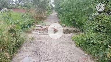 गोरौल: बारिश से आदमपुर-कर्पूरी चौक मार्ग क्षतिग्रस्त