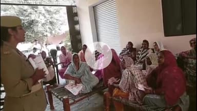 अमरोहा: अमरोहा में महिलाओं को सशक्त बनाने के लिए महिला पुलिसकर्मी कर रही जागरूकता अभियान, महिला अपराध पर लगेगा अंकुश
