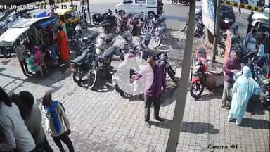 झांसी: मेडिकल कॉलेज के पास बिना पर्चे के दवाई लेने को लेकर ग्राहक ने मेडिकल स्टोर संचारक पर बनाया दबाव, हुई कहा-सुनी