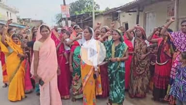 कांसाबेल: कोतबा नगर में महिलाओं ने अवैध शराब के खिलाफ जोरदार प्रदर्शन किया, अवैध शराब बंदी की मांग करते हुए रैली निकाली