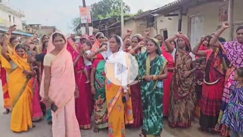 कांसाबेल: कोतबा नगर में महिलाओं ने अवैध शराब के खिलाफ जोरदार प्रदर्शन किया, अवैध शराब बंदी की मांग करते हुए रैली निकाली